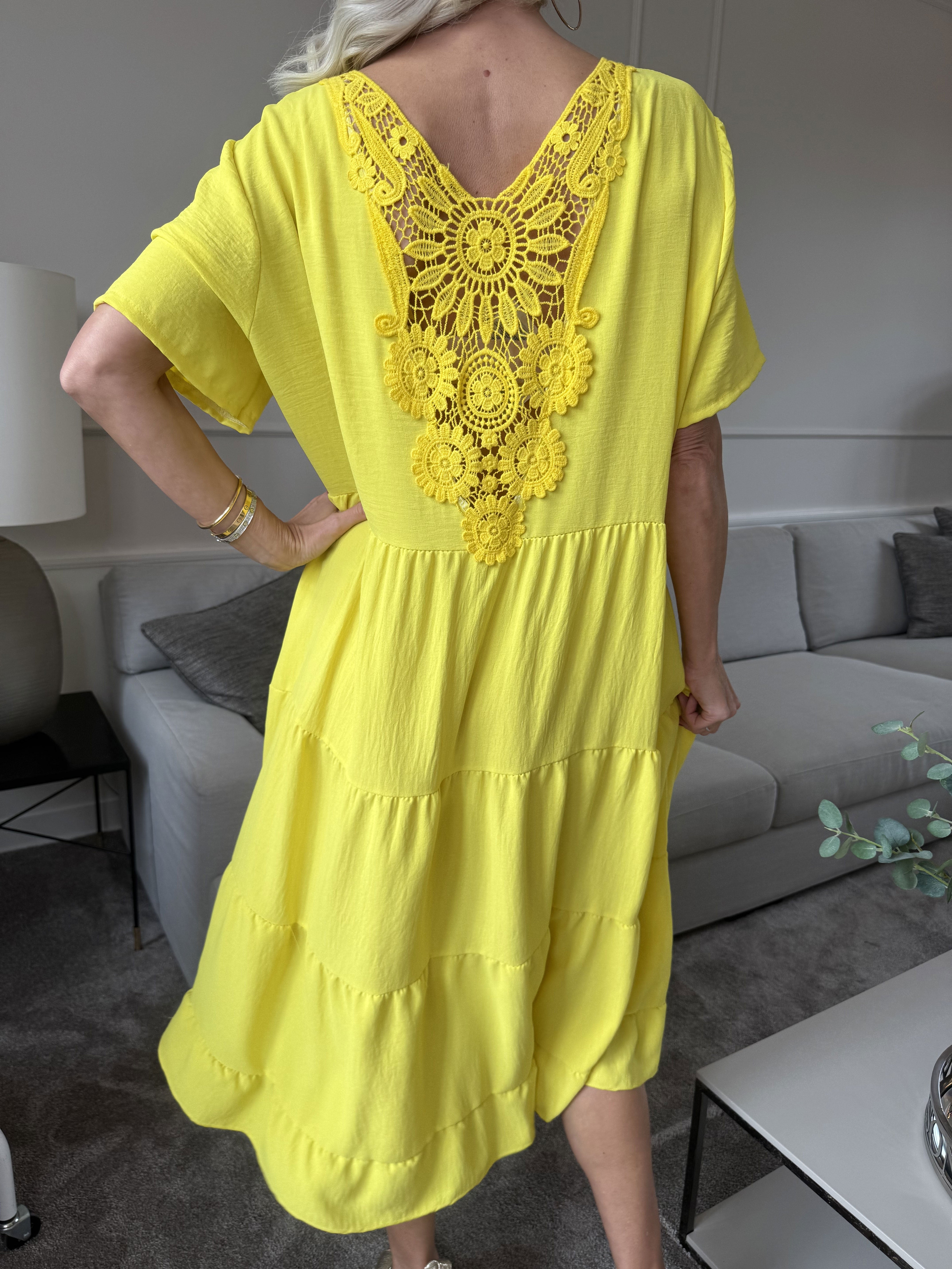 Shayna - Tunikakjole i viskose med broderet detaljer på ryggen